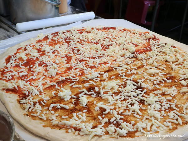 Slice N’ Dice 怪獸紐約式披薩:台中美食│Slice N’ Dice 怪獸紐約式披薩〃忠孝夜市美食!20吋披薩霸氣登場,現擀現烤,500元有找,每日還有限定口味~