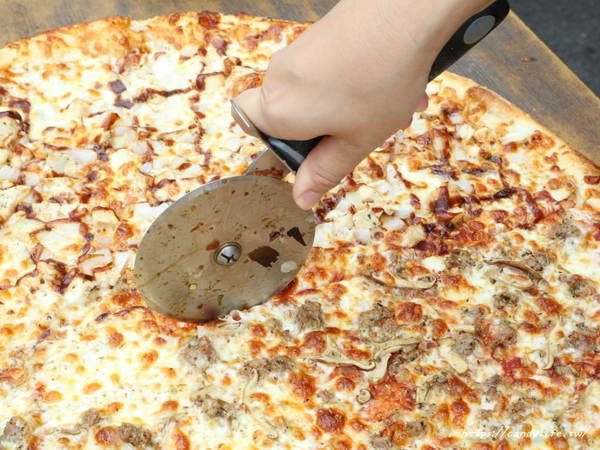 Slice N’ Dice 怪獸紐約式披薩:台中美食│Slice N’ Dice 怪獸紐約式披薩〃忠孝夜市美食!20吋披薩霸氣登場,現擀現烤,500元有找,每日還有限定口味~