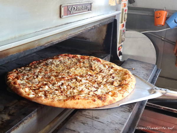 Slice N’ Dice 怪獸紐約式披薩:台中美食│Slice N’ Dice 怪獸紐約式披薩〃忠孝夜市美食!20吋披薩霸氣登場,現擀現烤,500元有找,每日還有限定口味~