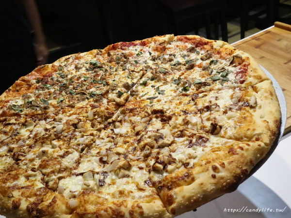 Slice N’ Dice 怪獸紐約式披薩:台中美食│Slice N’ Dice 怪獸紐約式披薩〃忠孝夜市美食!20吋披薩霸氣登場,現擀現烤,500元有找,每日還有限定口味~