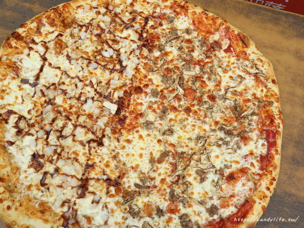 Slice N’ Dice 怪獸紐約式披薩:台中美食│Slice N’ Dice 怪獸紐約式披薩〃忠孝夜市美食!20吋披薩霸氣登場,現擀現烤,500元有找,每日還有限定口味~