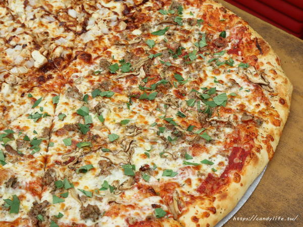 Slice N’ Dice 怪獸紐約式披薩:台中美食│Slice N’ Dice 怪獸紐約式披薩〃忠孝夜市美食!20吋披薩霸氣登場,現擀現烤,500元有找,每日還有限定口味~