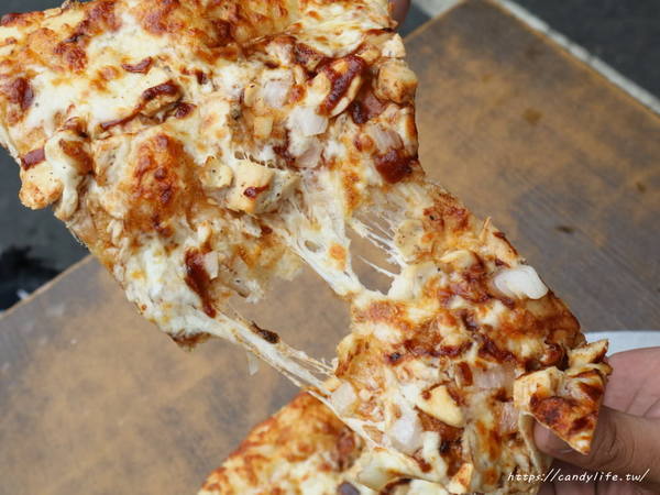 Slice N’ Dice 怪獸紐約式披薩:台中美食│Slice N’ Dice 怪獸紐約式披薩〃忠孝夜市美食!20吋披薩霸氣登場,現擀現烤,500元有找,每日還有限定口味~