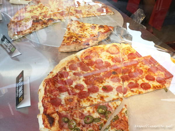Slice N’ Dice 怪獸紐約式披薩:台中美食│Slice N’ Dice 怪獸紐約式披薩〃忠孝夜市美食!20吋披薩霸氣登場,現擀現烤,500元有找,每日還有限定口味~