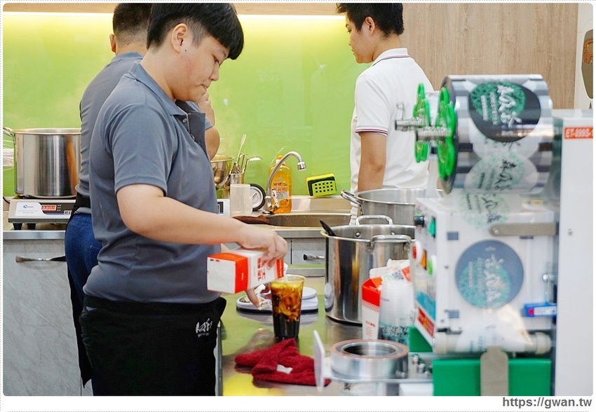 清水排隊森及茶來逢甲囉 | 高大鮮乳限量供應，開幕期間還有買一送一優惠!!