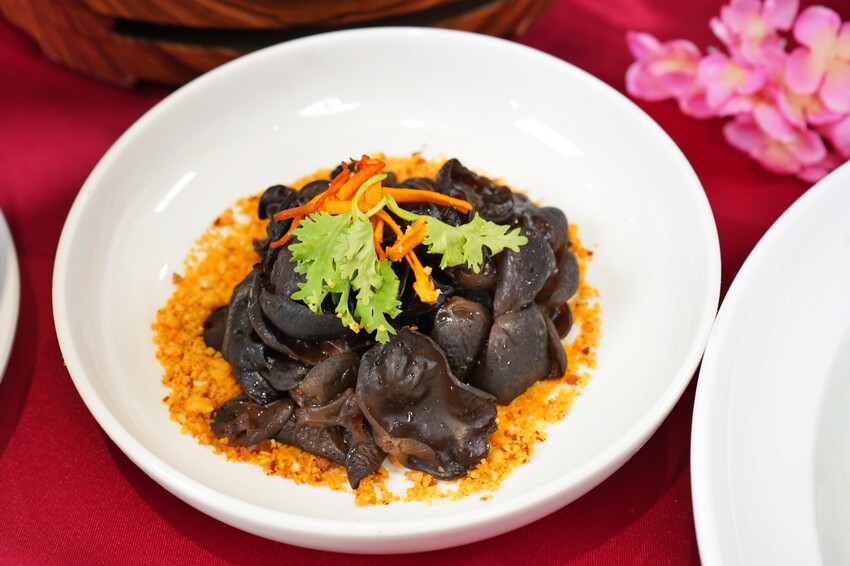 台中市北屯區嚐鮮新天地！新天地集團80週年限定菜單登場，從梧棲小攤到上市餐飲集團，帶你回味經典！