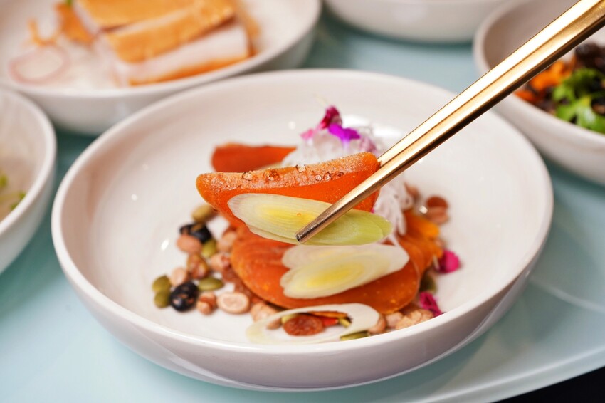 台中市北屯區嚐鮮新天地！新天地集團80週年限定菜單登場，從梧棲小攤到上市餐飲集團，帶你回味經典！