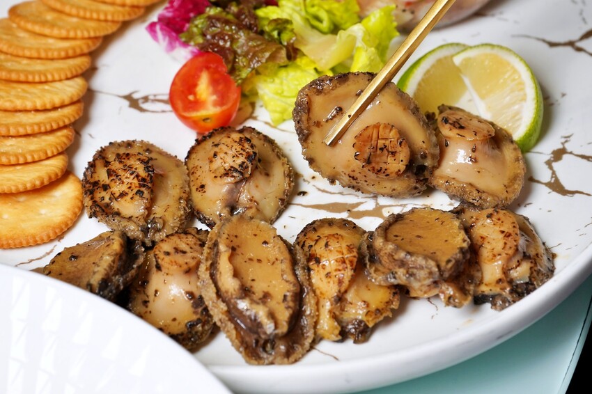 台中市北屯區嚐鮮新天地！新天地集團80週年限定菜單登場，從梧棲小攤到上市餐飲集團，帶你回味經典！