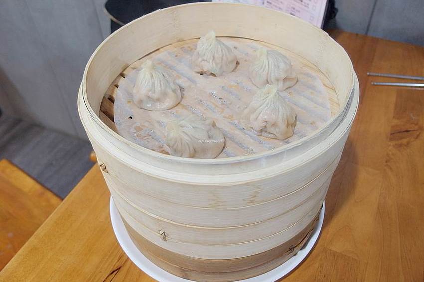 皇宸饌小籠湯包｜台中湯包推薦 滿滿湯汁的蟹黃小籠湯包 整隻鮮蝦蒸餃 還有新品蘆玉湯包 北平路美食 - 蘋果話日常