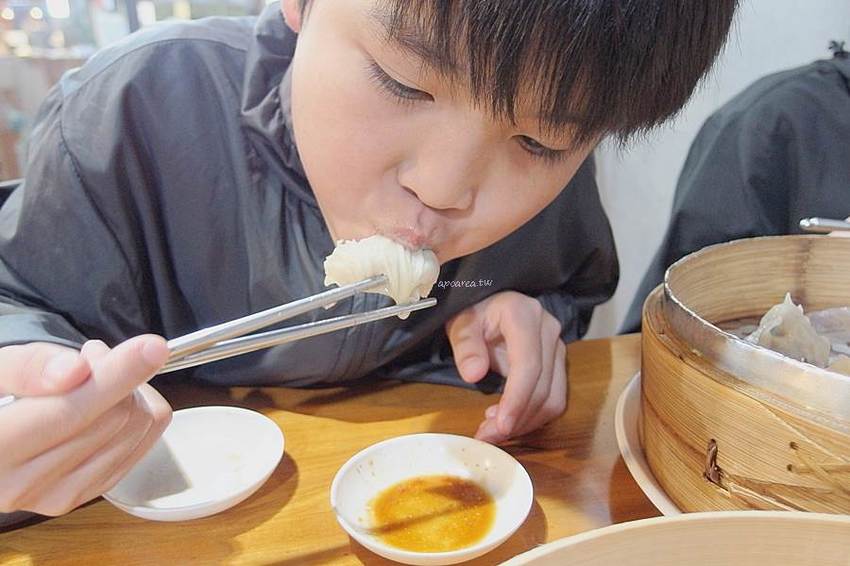 皇宸饌小籠湯包｜台中湯包推薦 滿滿湯汁的蟹黃小籠湯包 整隻鮮蝦蒸餃 還有新品蘆玉湯包 北平路美食 - 蘋果話日常