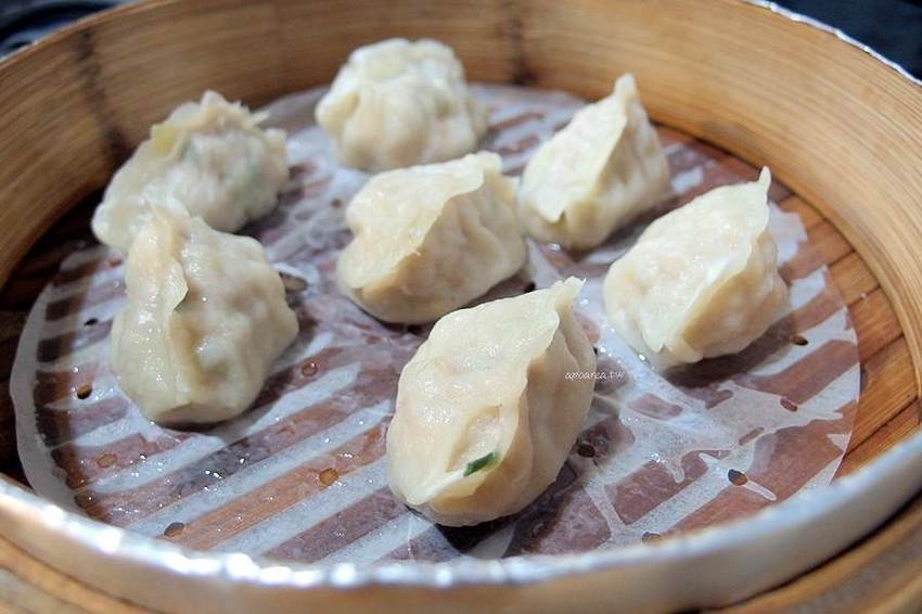 皇宸饌小籠湯包｜台中湯包推薦 滿滿湯汁的蟹黃小籠湯包 整隻鮮蝦蒸餃 還有新品蘆玉湯包 北平路美食 - 蘋果話日常