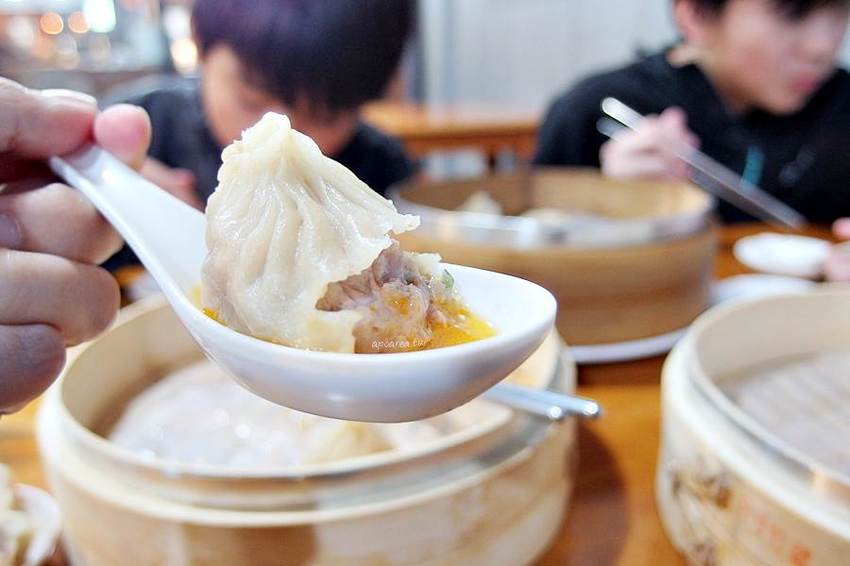 皇宸饌小籠湯包｜台中湯包推薦 滿滿湯汁的蟹黃小籠湯包 整隻鮮蝦蒸餃 還有新品蘆玉湯包 北平路美食 - 蘋果話日常