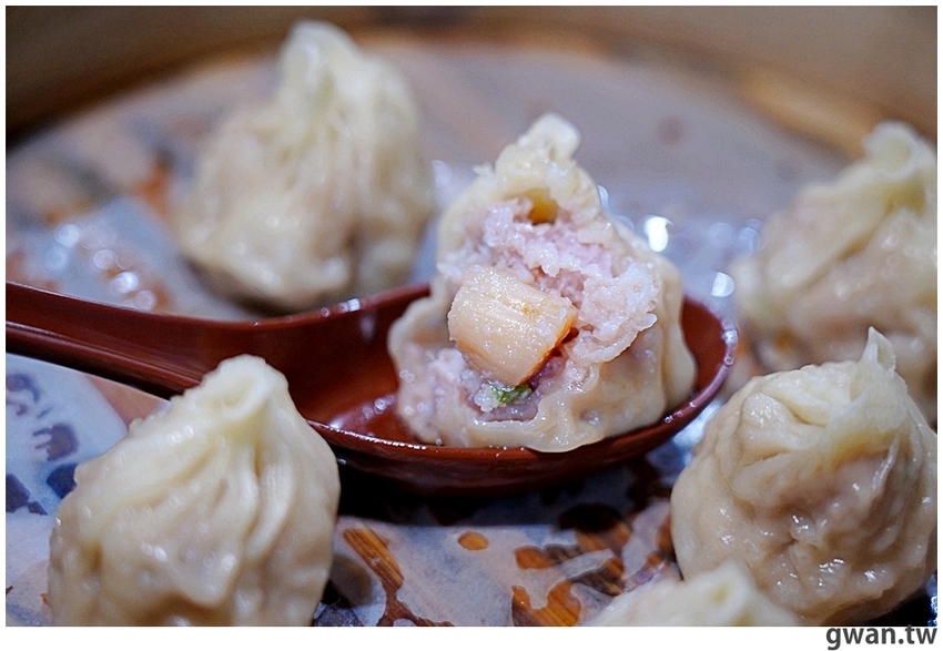 包進整顆干貝的湯包吃過嗎？泡菜口味會噴汁，還有每日限量豬排飯