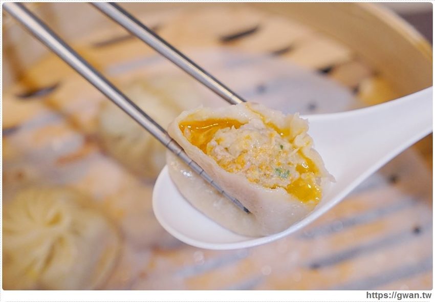 包進整顆干貝的湯包吃過嗎？泡菜口味會噴汁，還有每日限量豬排飯