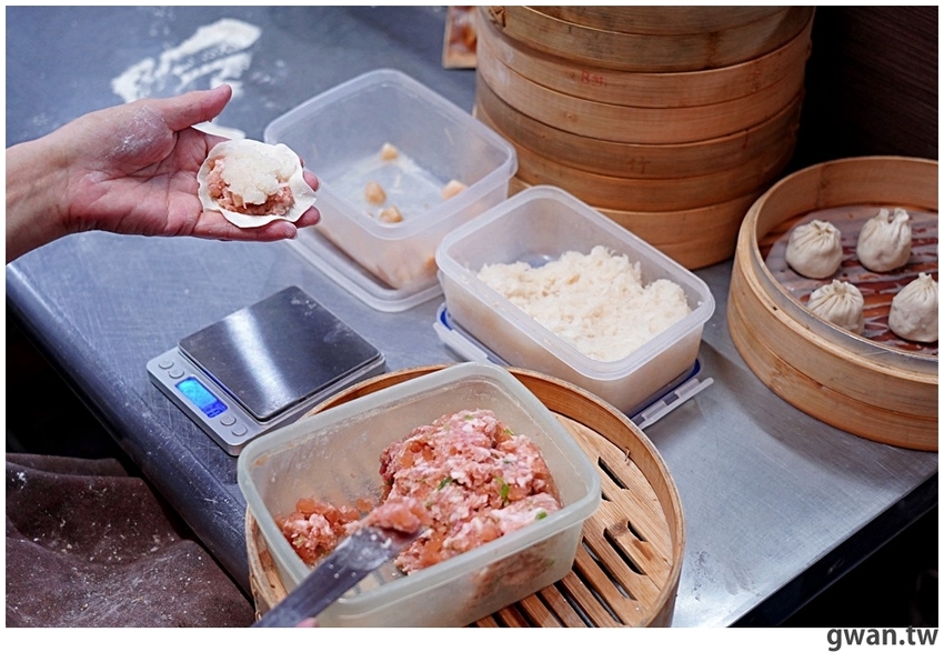 包進整顆干貝的湯包吃過嗎？泡菜口味會噴汁，還有每日限量豬排飯