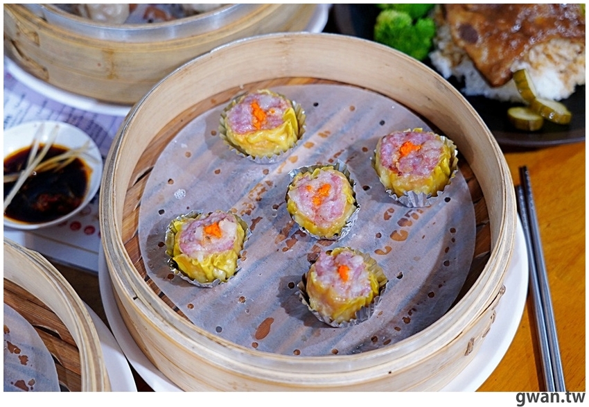 包進整顆干貝的湯包吃過嗎？泡菜口味會噴汁，還有每日限量豬排飯