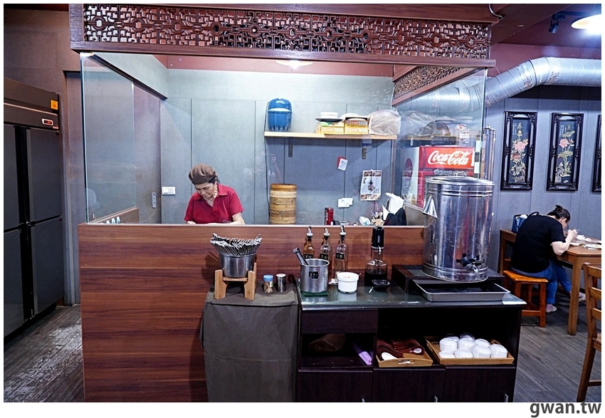 包進整顆干貝的湯包吃過嗎？泡菜口味會噴汁，還有每日限量豬排飯