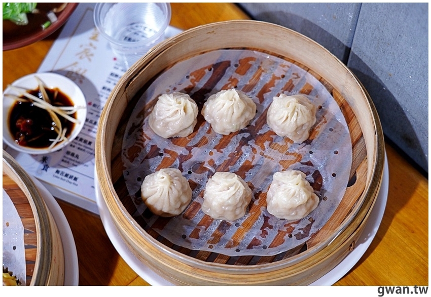 包進整顆干貝的湯包吃過嗎？泡菜口味會噴汁，還有每日限量豬排飯