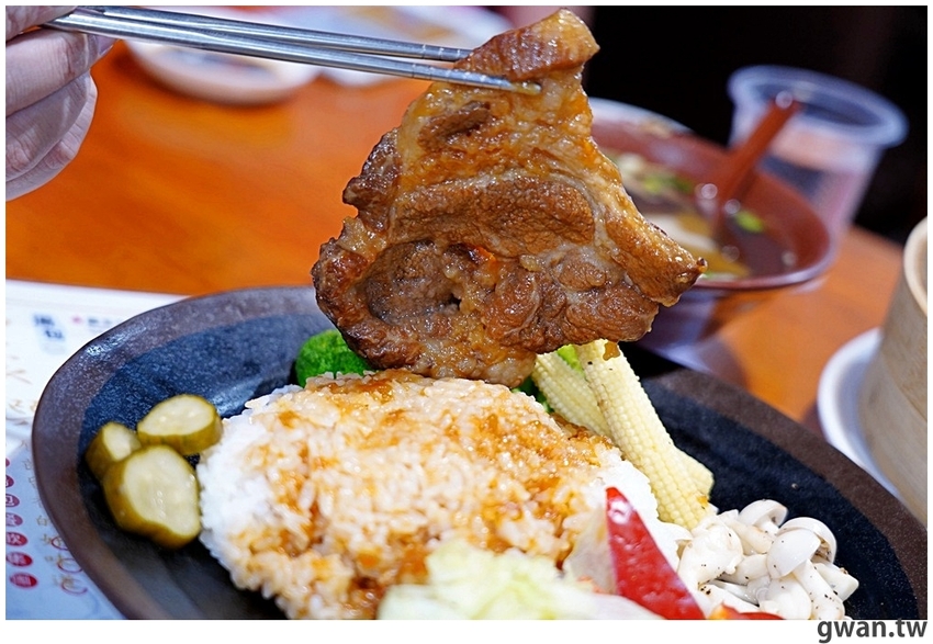 包進整顆干貝的湯包吃過嗎？泡菜口味會噴汁，還有每日限量豬排飯