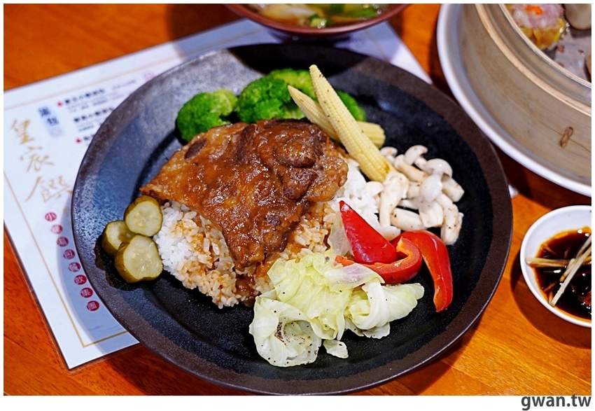 包進整顆干貝的湯包吃過嗎？泡菜口味會噴汁，還有每日限量豬排飯