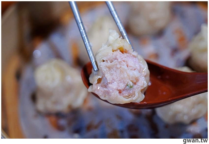 包進整顆干貝的湯包吃過嗎？泡菜口味會噴汁，還有每日限量豬排飯