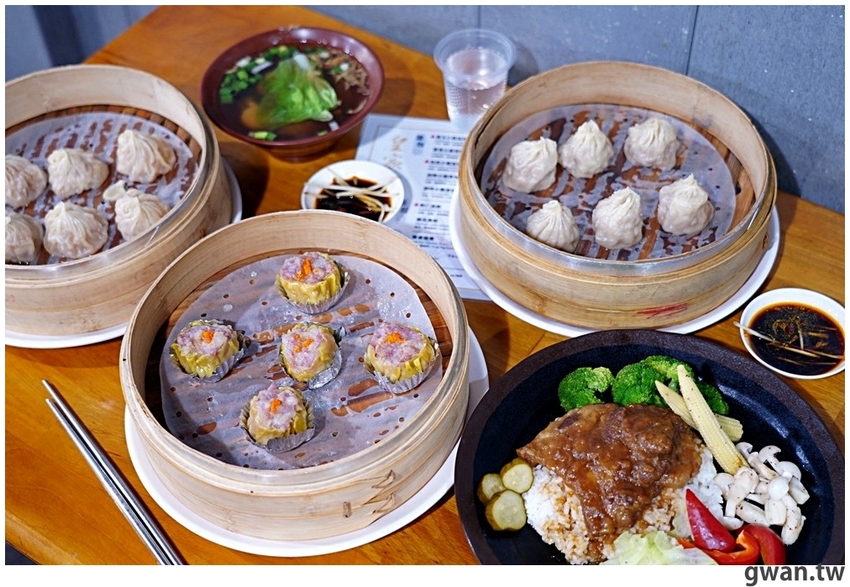 包進整顆干貝的湯包吃過嗎？泡菜口味會噴汁，還有每日限量豬排飯