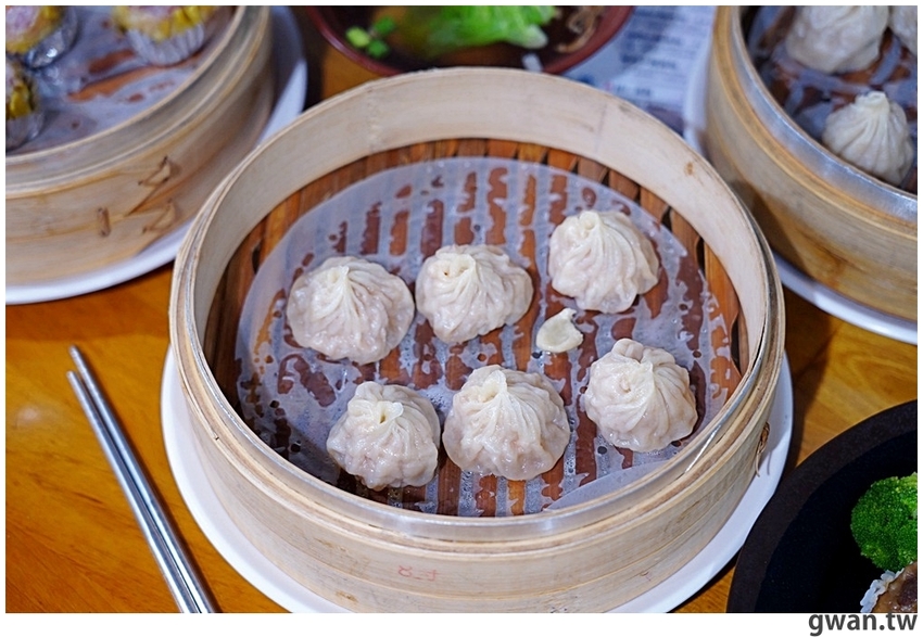 包進整顆干貝的湯包吃過嗎？泡菜口味會噴汁，還有每日限量豬排飯