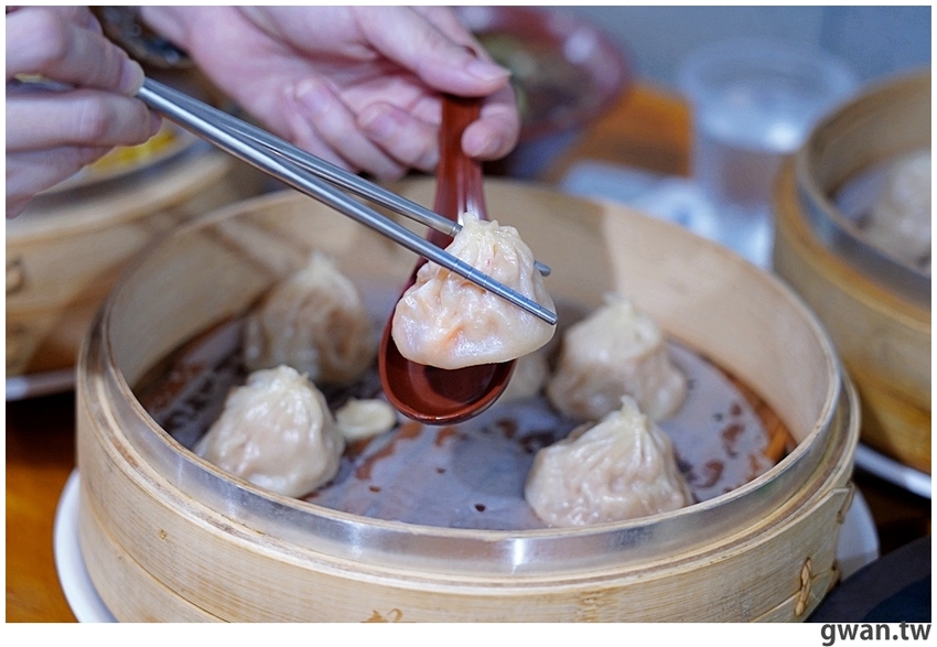 包進整顆干貝的湯包吃過嗎？泡菜口味會噴汁，還有每日限量豬排飯