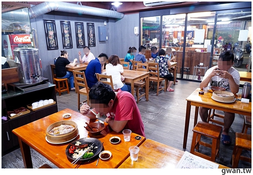 包進整顆干貝的湯包吃過嗎？泡菜口味會噴汁，還有每日限量豬排飯