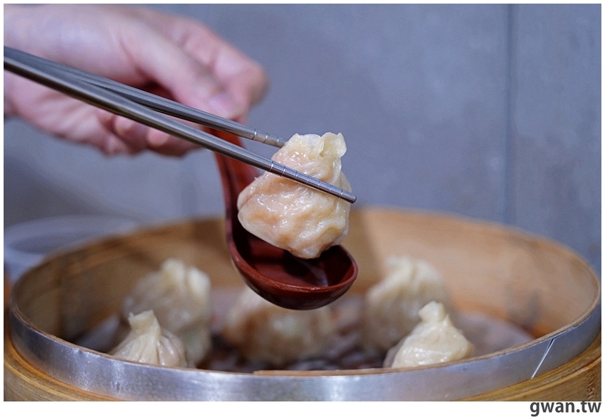 包進整顆干貝的湯包吃過嗎？泡菜口味會噴汁，還有每日限量豬排飯