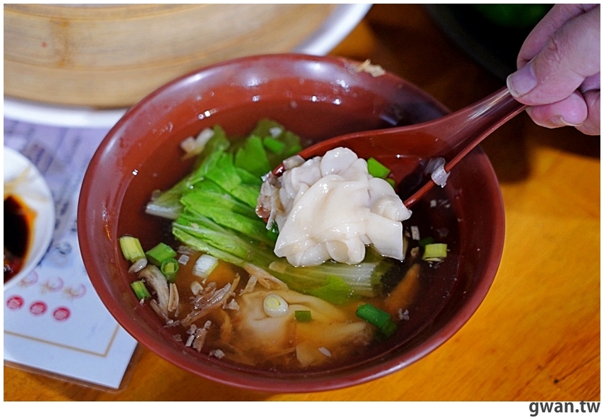 包進整顆干貝的湯包吃過嗎？泡菜口味會噴汁，還有每日限量豬排飯