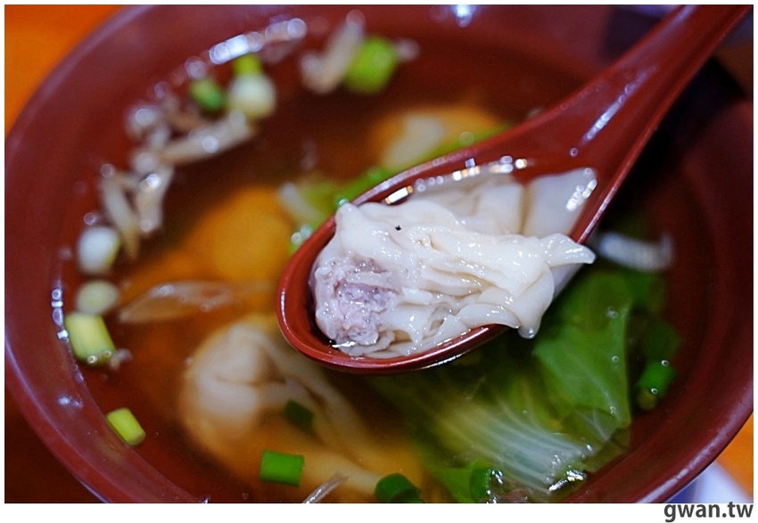 包進整顆干貝的湯包吃過嗎？泡菜口味會噴汁，還有每日限量豬排飯