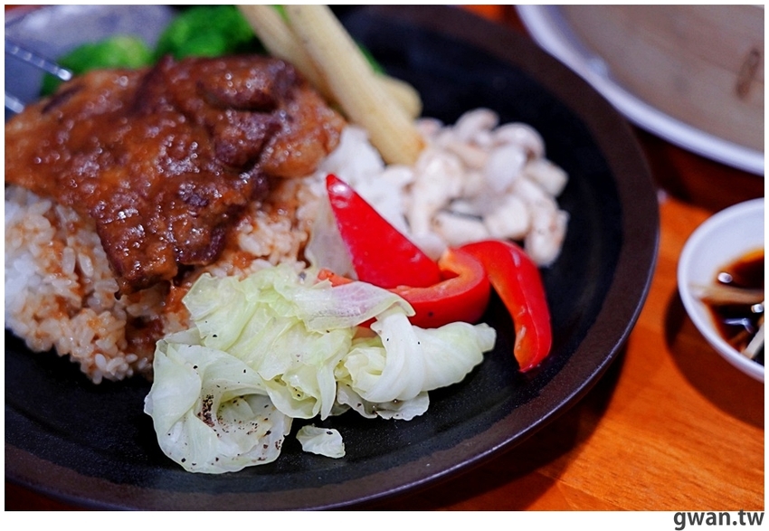 包進整顆干貝的湯包吃過嗎？泡菜口味會噴汁，還有每日限量豬排飯