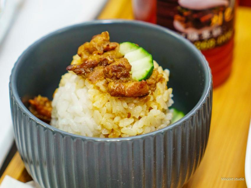 古早味刈包.肉燥飯鶯歌老街分店新開幕.讓美食前進鶯歌老街(桃園市美食名攤競賽超值美食獎得主)代表台灣美食精神的肉燥飯就是這碗令許多人魂縈夢牽的肉燥飯!!來鶯歌就是要吃這一味.不浮誇的簡單幸福