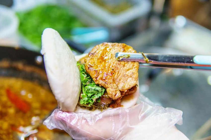 古早味刈包.肉燥飯鶯歌老街分店新開幕.讓美食前進鶯歌老街(桃園市美食名攤競賽超值美食獎得主)代表台灣美食精神的肉燥飯就是這碗令許多人魂縈夢牽的肉燥飯!!來鶯歌就是要吃這一味.不浮誇的簡單幸福