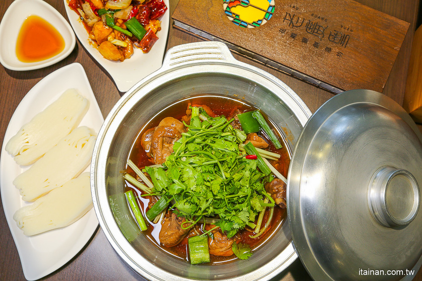 台南安平餐廳｜另類火鍋吃法!!『老廣粵-花雕雞創意坊』不用飛廣東也能吃的到正宗花雕雞一鍋三吃