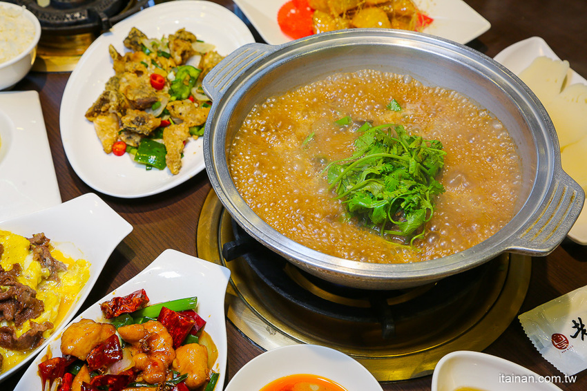 台南安平餐廳｜另類火鍋吃法!!『老廣粵-花雕雞創意坊』不用飛廣東也能吃的到正宗花雕雞一鍋三吃