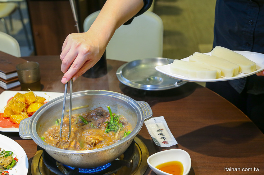 台南安平餐廳｜另類火鍋吃法!!『老廣粵-花雕雞創意坊』不用飛廣東也能吃的到正宗花雕雞一鍋三吃