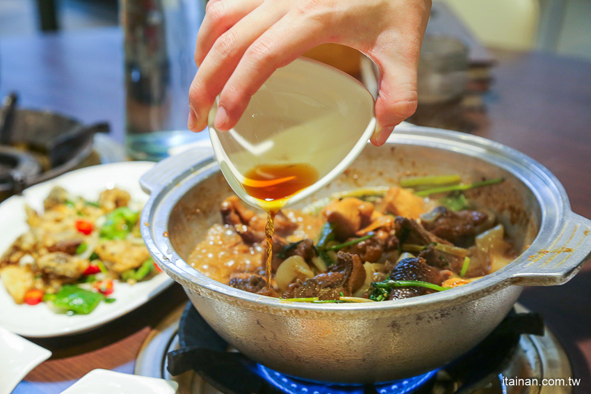 台南安平餐廳｜另類火鍋吃法!!『老廣粵-花雕雞創意坊』不用飛廣東也能吃的到正宗花雕雞一鍋三吃