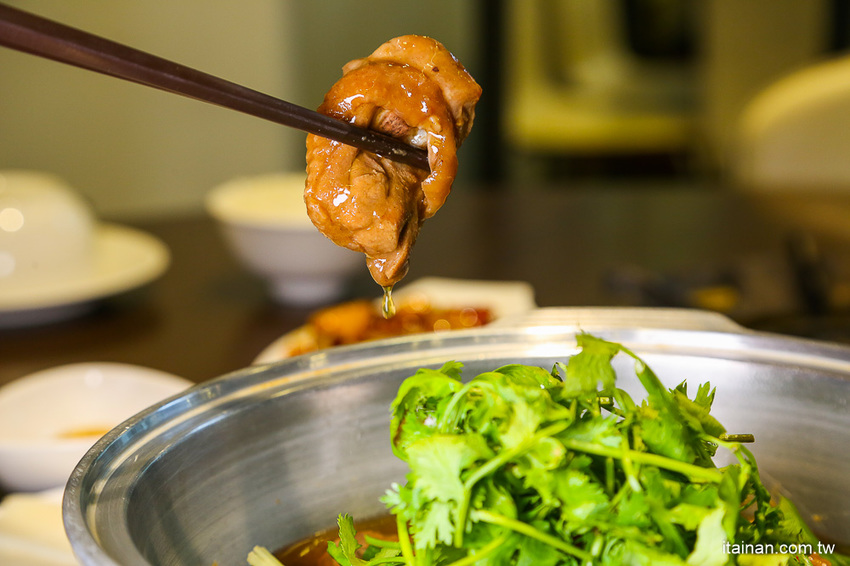 台南安平餐廳｜另類火鍋吃法!!『老廣粵-花雕雞創意坊』不用飛廣東也能吃的到正宗花雕雞一鍋三吃