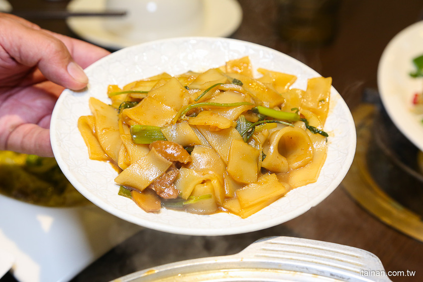 台南安平餐廳｜另類火鍋吃法!!『老廣粵-花雕雞創意坊』不用飛廣東也能吃的到正宗花雕雞一鍋三吃