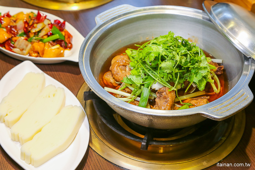 台南安平餐廳｜另類火鍋吃法!!『老廣粵-花雕雞創意坊』不用飛廣東也能吃的到正宗花雕雞一鍋三吃