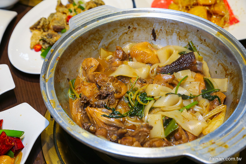 台南安平餐廳｜另類火鍋吃法!!『老廣粵-花雕雞創意坊』不用飛廣東也能吃的到正宗花雕雞一鍋三吃