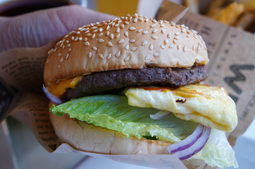 超級厚切牛肉起司蛋堡