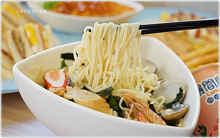 晨間廚房西式早午餐║南部人氣早餐進駐中部,藍白相間地中海風,質感手作料理,價格平實的早午餐任你選~ - 小凉的美食小天地