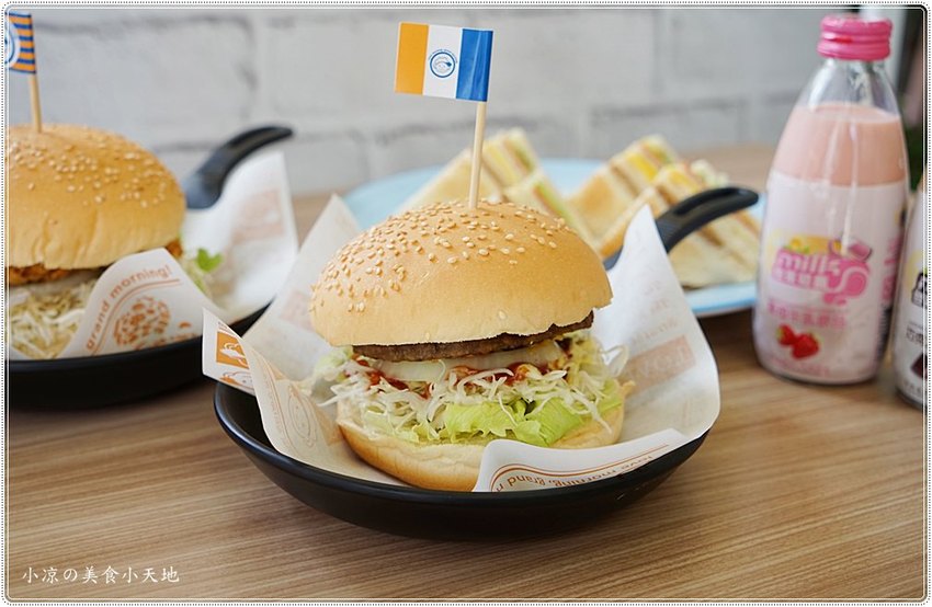 晨間廚房西式早午餐║南部人氣早餐進駐中部,藍白相間地中海風,質感手作料理,價格平實的早午餐任你選~ - 小凉的美食小天地