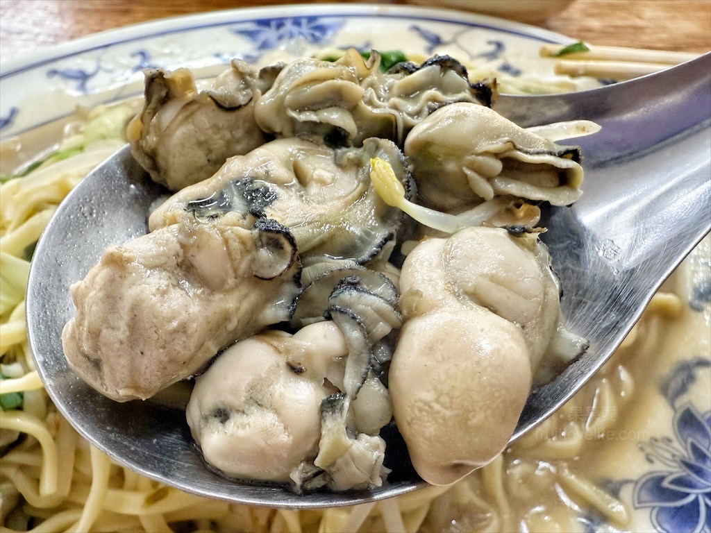 台生蚵仔煎|彰化芳苑鮮蚵小吃，我們在王功錯過了滿滿鮮蚵的古早味蚵仔煎 @果果愛Fruitlove