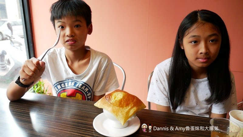 《新竹光華迷宮內的平價牛排》Beef Bomb 牛排(BB牛排)。厚片沙朗牛排雪花牛排。附酥皮濃湯。飲料冰淇淋無限享用。免費加飯加麵︱(影片)