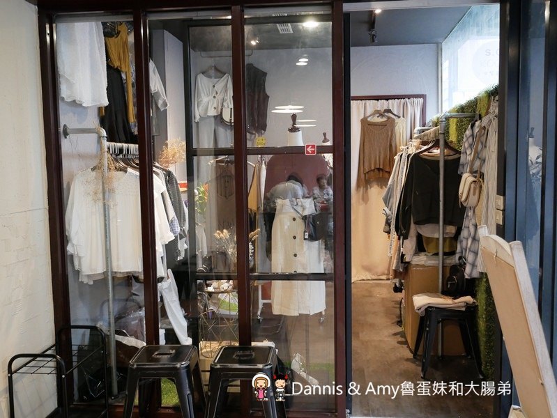 《新竹光華迷宮內的平價牛排》Beef Bomb 牛排(BB牛排)。厚片沙朗牛排雪花牛排。附酥皮濃湯。飲料冰淇淋無限享用。免費加飯加麵︱(影片)