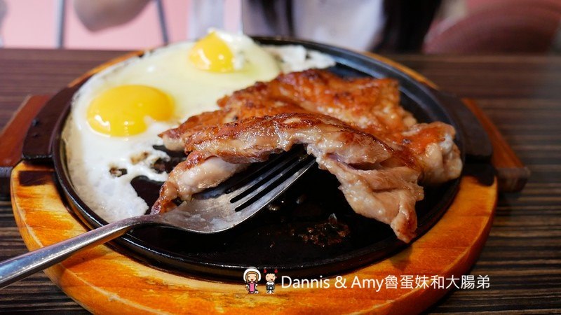 《新竹光華迷宮內的平價牛排》Beef Bomb 牛排(BB牛排)。厚片沙朗牛排雪花牛排。附酥皮濃湯。飲料冰淇淋無限享用。免費加飯加麵︱(影片)